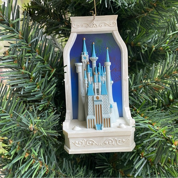 2018 Hallmark rare repaint Disney Cinderella's castle light sound ornament - Picture 4 of 12
